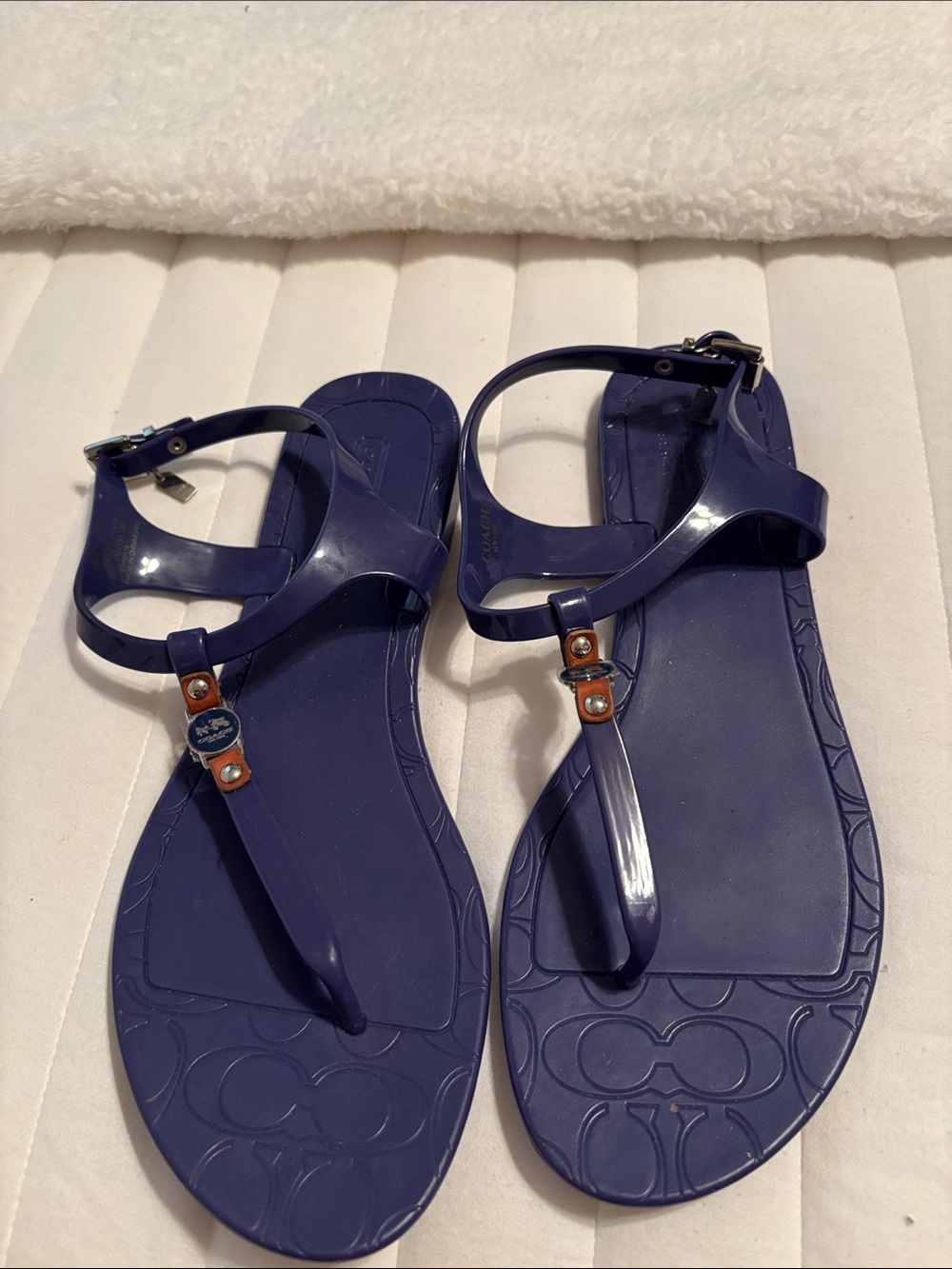 COACH PICCADILLY THONG SANDALS. SZ 9M CUSTOM HARDWARE, SIGNATURE EMBOSSED PVC